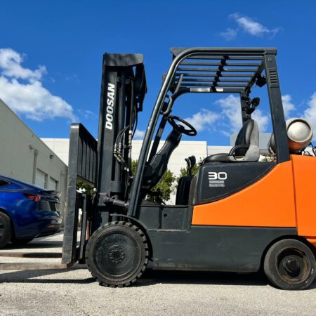 2007 DOOSAN GC30E-5 FORKLIFT  LPG FUEL TYPE  CAPACITY 6,000 LB  THREE-STAGE