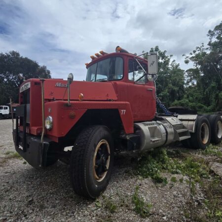 1985 MACK R6885T TANDEM AXLE TRUCK WITH WET LINE KIT DOUBLE FRAME
