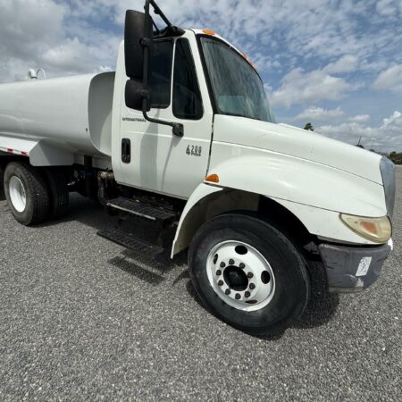 2006 INTERNATIONAL NEW 2000 GALLON TANK 4300 4 SPRAYERS  STEEL TANK   PTO PUMP  8 FT SPRAY BAR  HOSE REEL  REAR SPRAY  SIDE SPRAY