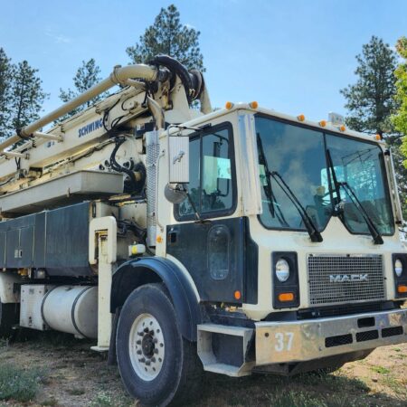 2005 SCHWING 32M CONCRETE PUMP MOUNTED  ON A 2004  2004  MACK MR