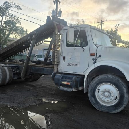 1990 INTERNATIONAL DT466  ROLL OFF 24FT W/ TARP & TANDEM