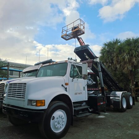 1990 INTERNATIONAL DT466  ROLL OFF 24FT W/ TARP & TANDEM