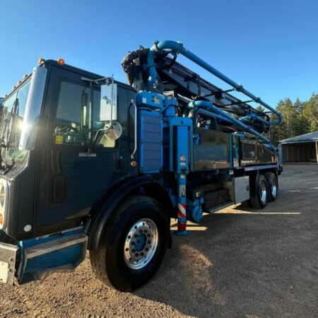 2017 PUTZMEISTER 32 METERS  CONCRETE PUMP MOUNTED ON A 2018 MACK MRU