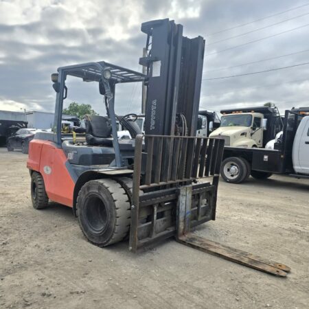2013 TOYOTA FORKLIFT  8FD45U 8.250 LBS & 3.750 KG DIESEL HEAVY DUTY FORKLIFT W/ TRIPLE STAGE & SIDE SHIFT