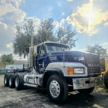 1999  MACK CL DAYCAB TRI-AXLE WITH WET LINE KIT & DOUBLE FRAME