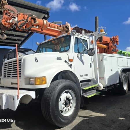 2001 INTERNATIONAL 4900 ALTEC D945/ D946 POLE DIGGER DERRICK DRILLING & LIFT TRUCK