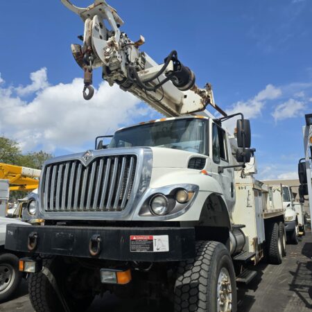 2009 ALTEC 4065APR DIGGER DERRICK TRUCK 6X6 30,000 LBS GVWR 65 FT  HEIGHT INSULATED BOOM W/ EXTENSION MOUNTED ON A 2008 INTERNATIONAL 7400