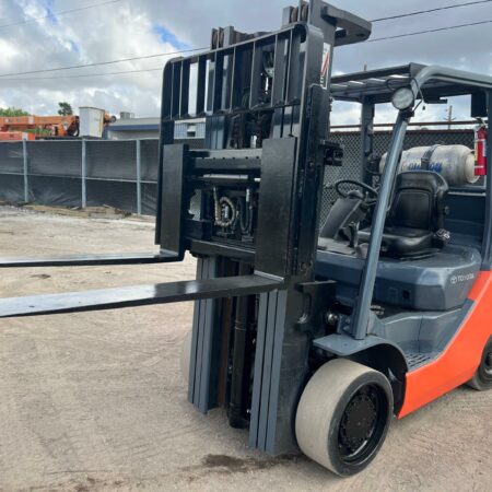 2015 TOYOTA FORKLIFT 8FGCSU-BCSLP LP GAS MAST FSV TRIPLE STAGE W/ SIDE SHIFTER  7000 LB CAPACITY