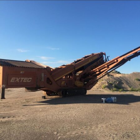 2007 EXTEC S4 CRAWLER SCREEN DOUBLE DECK  SCREENING PLANT UP TO 300 TONS PER HOUR CAPACITY APPROX 180