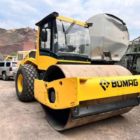 2018 BOMAG BW211  D-40 HYDROSTATIC DRIVE VIBRATORY SINGLE  SMOOTH ROLLER  DRUM 84' CAB A/C