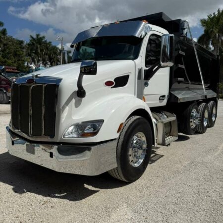 2022 PETERBILT 579 DUMP TRUCK TRI-AXLE LOW MILES & STEEREABLE THIRD AXLE