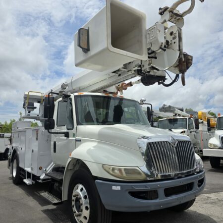 2009 INTERNATIONAL ALTEC DM47-TR  DIGGER DERRICK & BUCKET TRUCK  47 FT HEIGHT  23,000 LBS DERRICK  VANAIR AIR COMPRESSOR SYSTEM