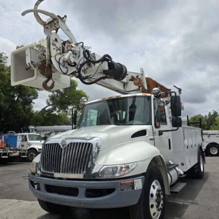 2009 INTERNATIONAL ALTEC DM47-TR  DIGGER DERRICK & BUCKET TRUCK  47 FT HEIGHT  23,000 LBS DERRICK  VANAIR AIR COMPRESSOR SYSTEM