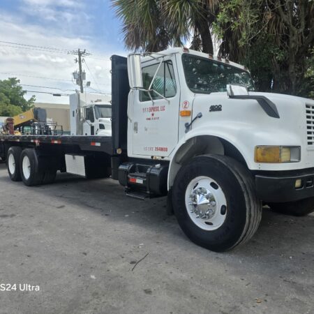 1998 INTERNATIONAL DT466 FLAT BED 26FT TANDEM