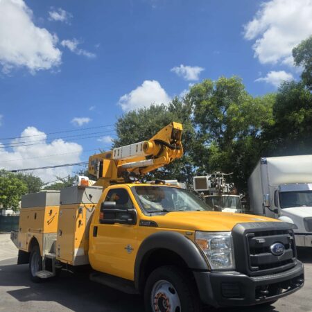 2014 FORD 550 4X4 UTILITY TRUCK  DIESEL ALTEC AT40 45FT W/TELESCOPIC & INSULATED BUCKET AND 4 OUTRIGGERS