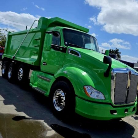 2016 KENWORTH T680 TRI-AXLE DUMP TRUCK WITH STEERABLE LIFT AXLE
