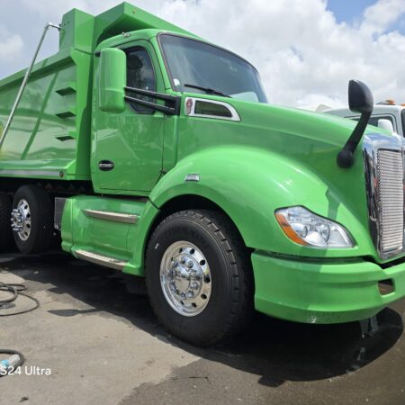 2016 KENWORTH T680 TRI-AXLE DUMP TRUCK WITH STEERABLE LIFT AXLE