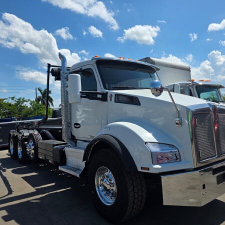 2017 KENWORTH T880 TRI-AXLE ORIGINAL FACTORY ROLL-OFF