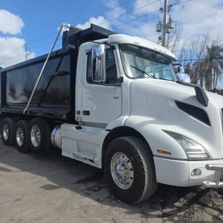 2020 VOLVO VNR TRI-AXLE DUMP TRUCK 100,000 LB REAR HITCH