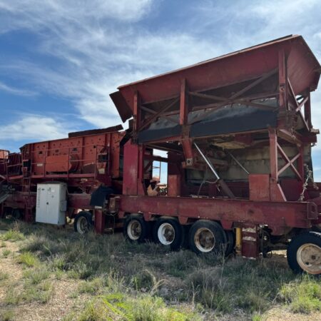 CRUSHING UNIT MOBILE CRUSHER PLANT MOUNTED ON A 78 FT 5-AXLE CUSTOM-BUILT MACHINE
