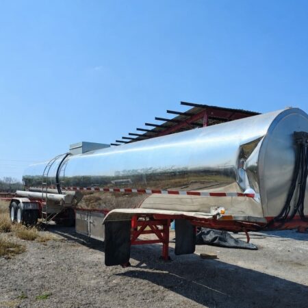 1985 BAR-BEL 4,500 GALLON FOOD-GRADE STAINLESS STEEL TANDEM AXLE TANK TRAILER