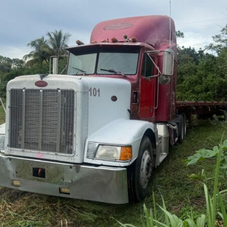 1991 PETERBILT SLEEPER TRUCK TRACTOR WITH 45 1983 FT FLATBED TRAILER