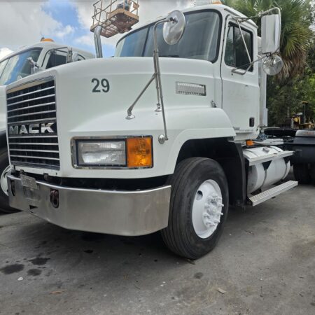 2002 MACK CH  DAYCAB  TANDEM & HEADACHE RACK AXLE  WITH WET LINE KIT