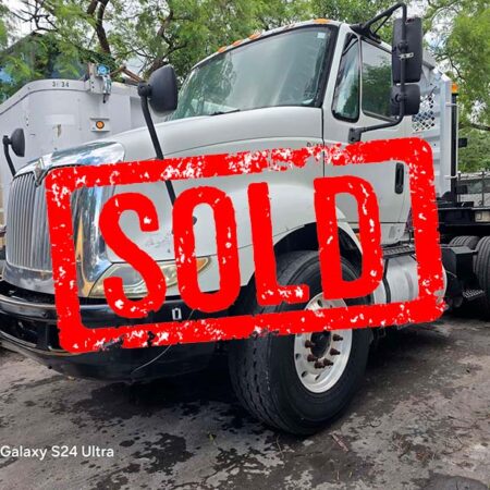 2005 INTERNATIONAL DAY CAB TANDEM AXLE TRUCK W/ WET LINE KIT & HEADACHE RACK