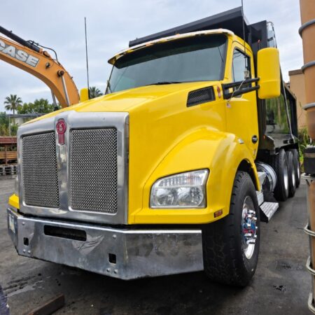 2016 KENWORTH T880 DUMP TRUCK W/ STEERABLE THIRD AXLE & 100,000 REAR HITCH / 10-SPEED