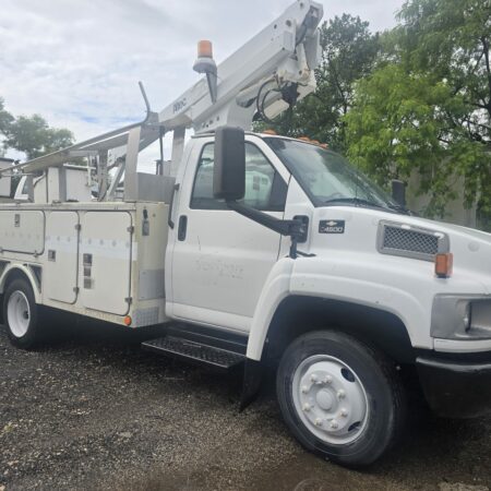2003 CHEVROLET C4500 ALTEC 200 BUCKET TRUCK – 37 FT