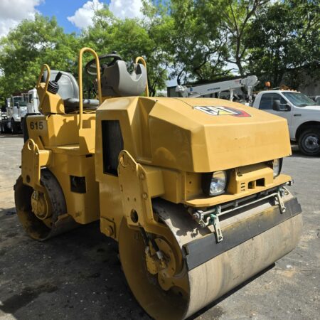 2008 CATERPILLAR CB24 DOUBLE DRUM VIBRATORY ROLLER W/ WATER SPRAY SYSTEM