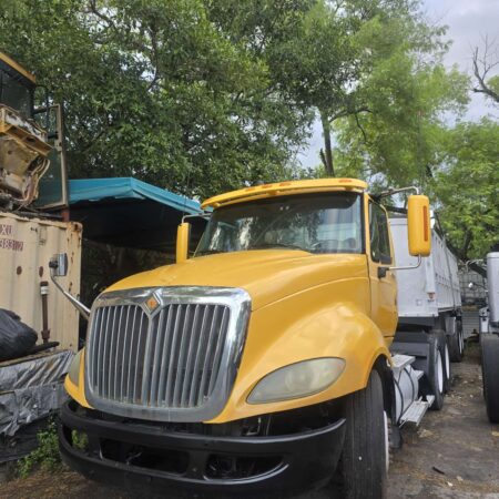 2010 INTERNATIONAL DAY CAB WITH WET LINE KIT & TANDEM AXLE