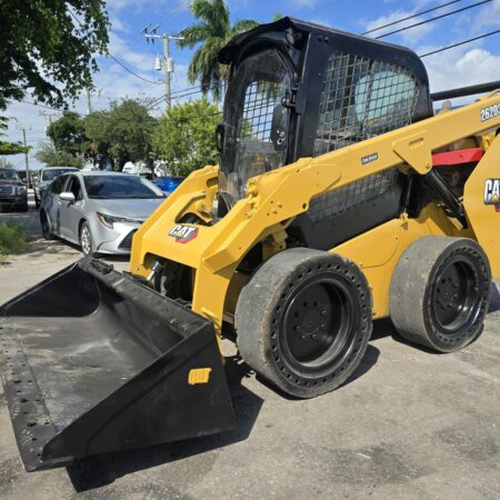 2021 CATERPILLAR 262D3 SKID STEER BOBCAT WITH ENCLOSED CAB & A/C & RADIO