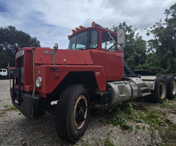 1985 MACK R6885T TANDEM AXLE TRUCK WITH WET LINE KIT DOUBLE FRAME 001