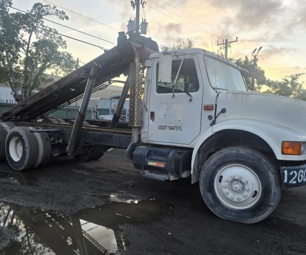 1990 INTERNATIONAL DT466 ROLL OFF 24FT W TARP 001