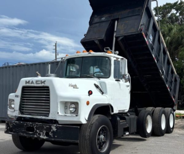 1990 MACK RD DUMP TRI-AXLE 001