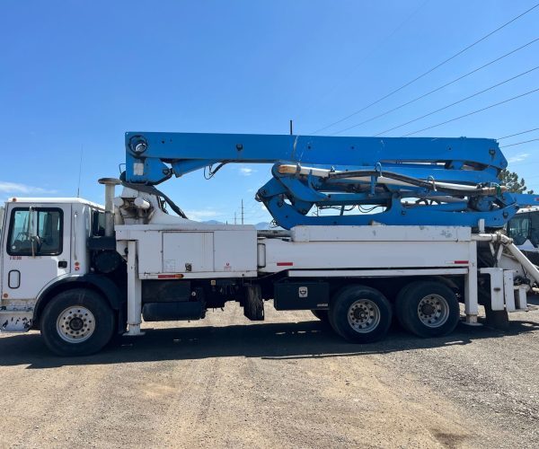 1996 PUTZMEISTER CONCRETE PUMP 31 METERS MOUNTED ON A 1998 MACK MR 003