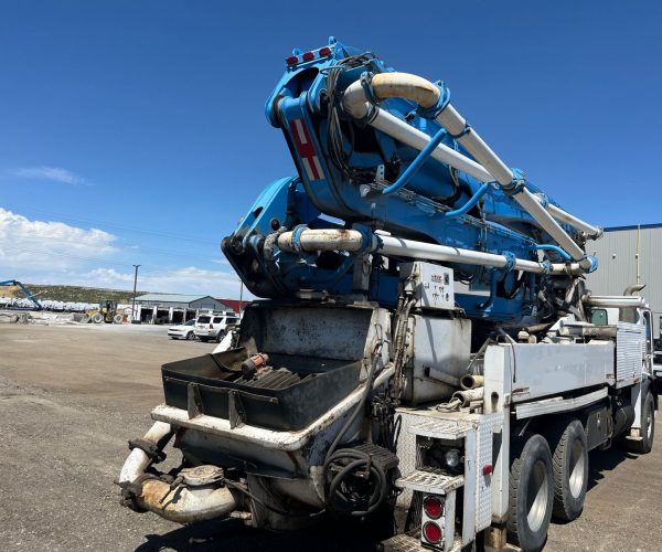 1996 PUTZMEISTER CONCRETE PUMP 31 METERS MOUNTED ON A 1998 MACK MR 006