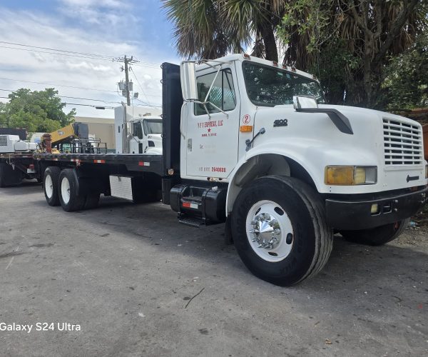 1998 INTERNATIONAL DT466 FLAT BED 26FT TANDEM 001