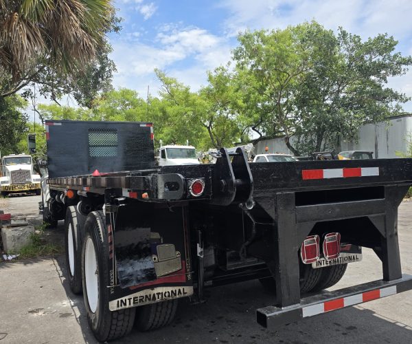 1998 INTERNATIONAL DT466 FLAT BED 26FT TANDEM 004