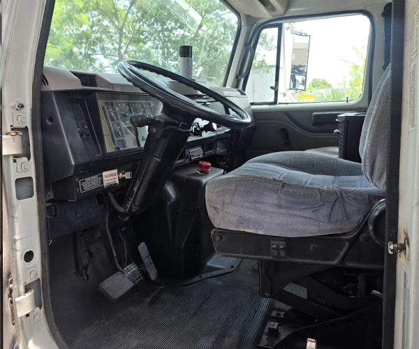 1998 INTERNATIONAL DT466 FLAT BED 26FT TANDEM 007