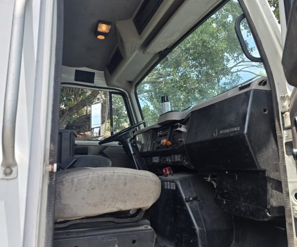 1998 INTERNATIONAL DT466 FLAT BED 26FT TANDEM 009