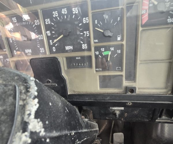 1998 INTERNATIONAL DT466 FLAT BED 26FT TANDEM 012