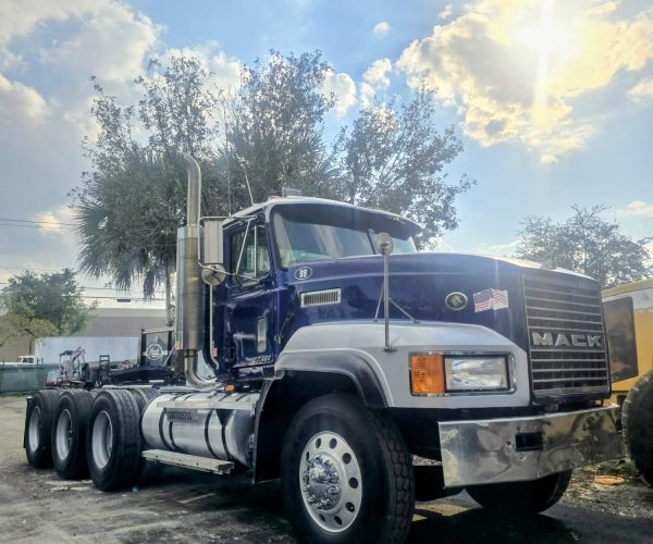 1999 MACK CL DAYCAB TRI-AXLE WITH WET LINE KIT & DOUBLE FRAME 001