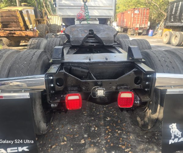 1999 MACK CL DAYCAB TRI-AXLE WITH WET LINE KIT & DOUBLE FRAME 006