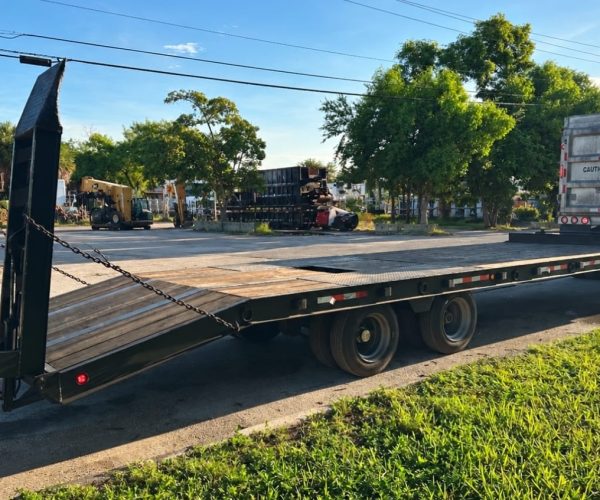2000 MCVE 25 TON EQUIPMENT TRAILER WITH HYDRAULIC 002