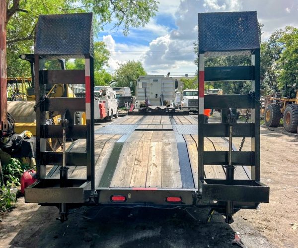2000-MCVE-25-TON-EQUIPMENT-TRAILER-WITH-HYDRAULIC-011