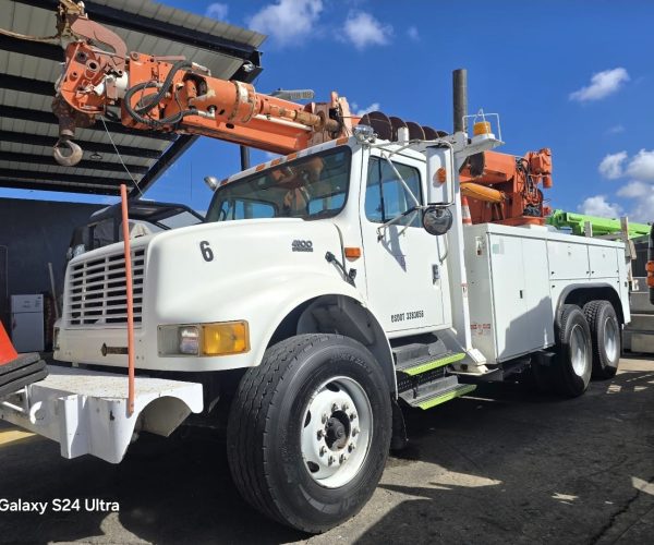 2001 INTERNATIONAL 4900 ALTEC D945 D946 POLE DIGGER DERRICK 001