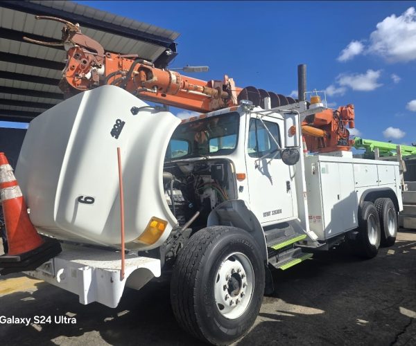 2001 INTERNATIONAL 4900 ALTEC D945 D946 POLE DIGGER DERRICK 002