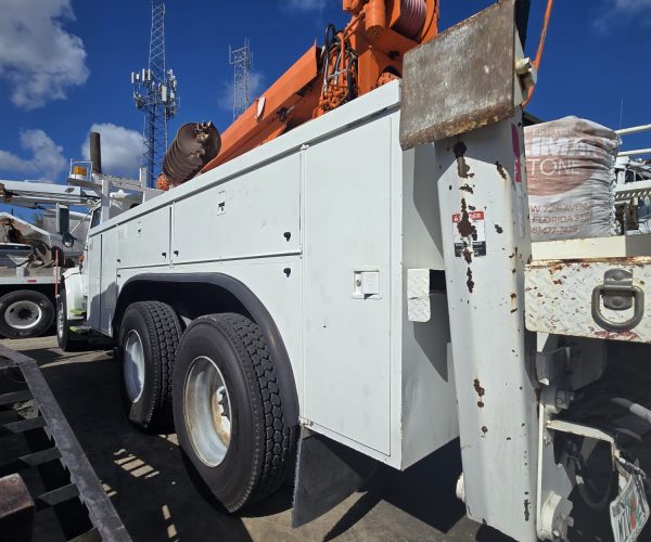 2001 INTERNATIONAL 4900 ALTEC D945 D946 POLE DIGGER DERRICK 003